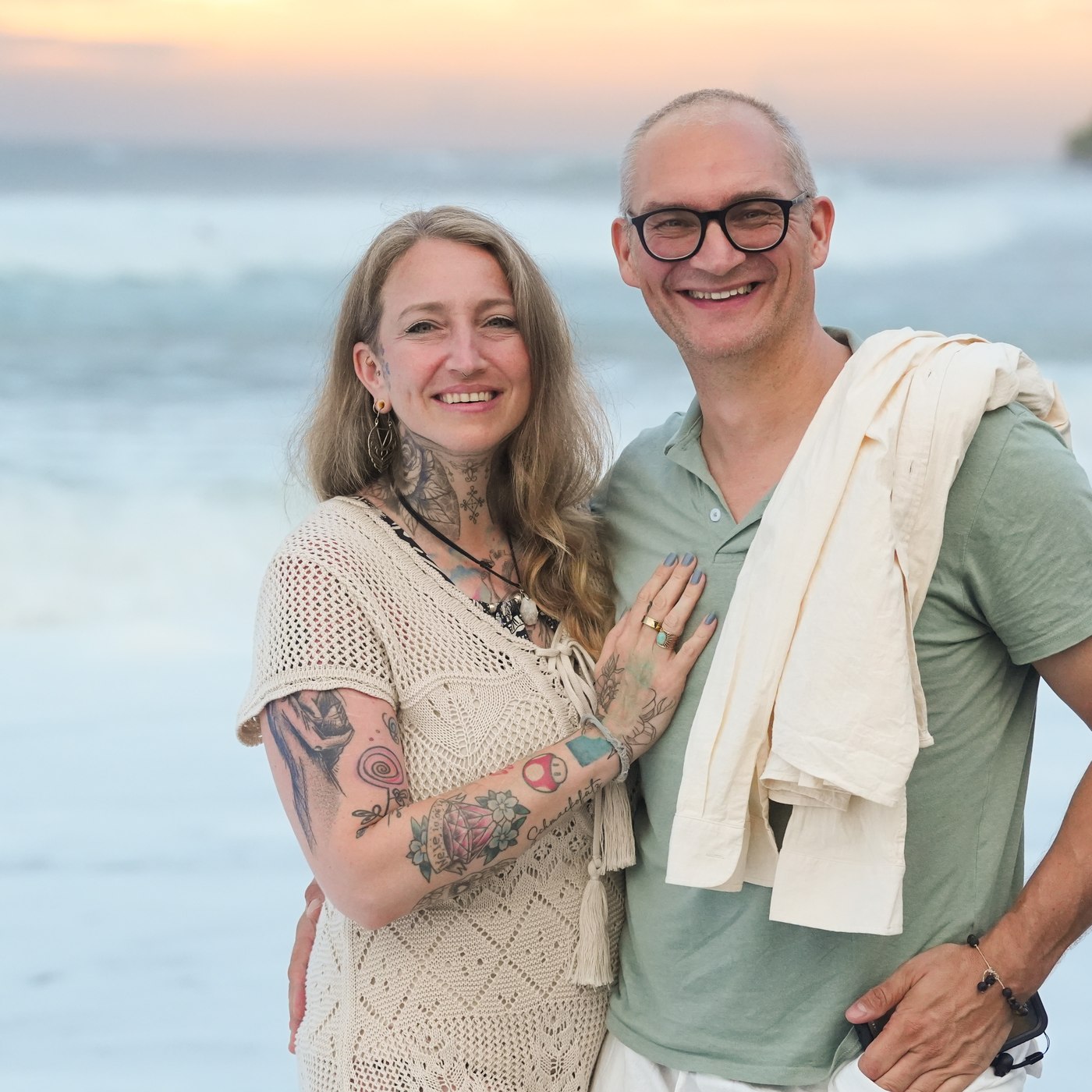 Nadine und Marcus lächeln am Strand