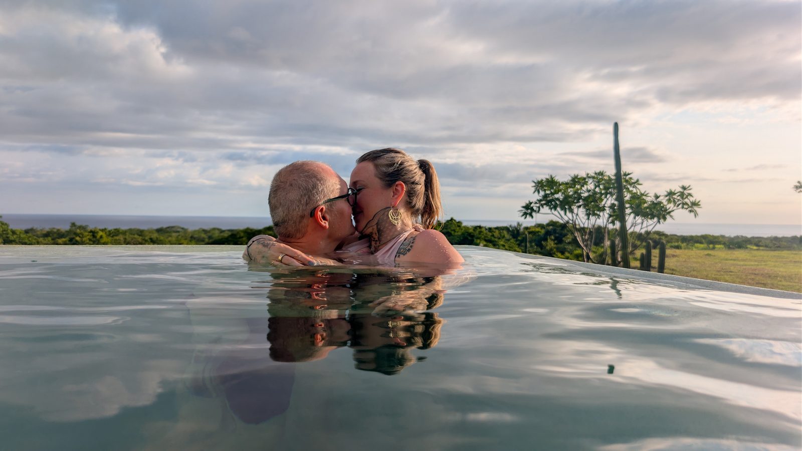 Nadine und Marcus im Wasser, Stirn an Stirn